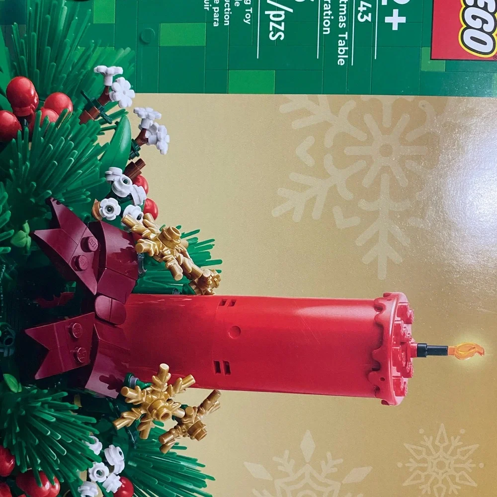 LEGO Festive Wreath with Red Candle and Greenery